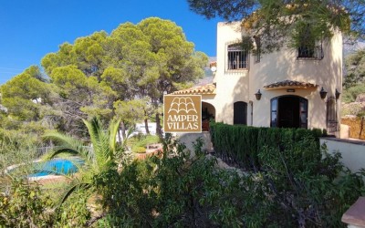 Beautiful Mediterranean villa with guest house and panoramic views.